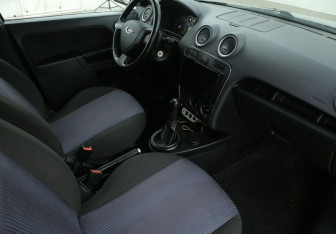 Подержанный автомобиль Ford Fusion 2006 года (9 фото)