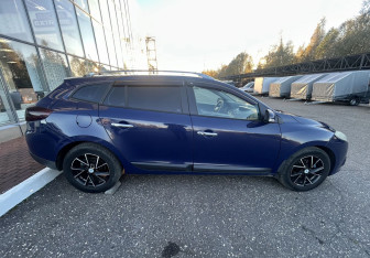 Подержанный автомобиль Renault Megane Wagon 2010 года (7 фото)