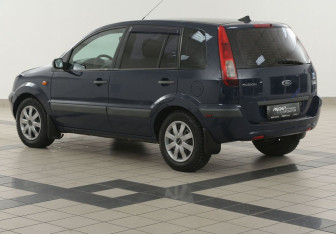 Подержанный автомобиль Ford Fusion 2008 года (2 фото)