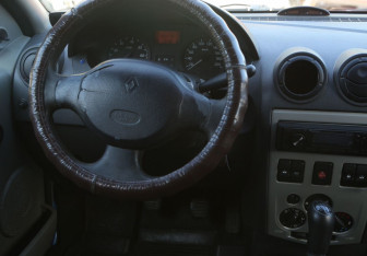 Подержанный автомобиль Renault Logan Sedan 2005 года (12 фото)