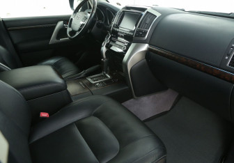 Подержанный автомобиль Toyota Land Cruiser Suv 2013 года (10 фото)