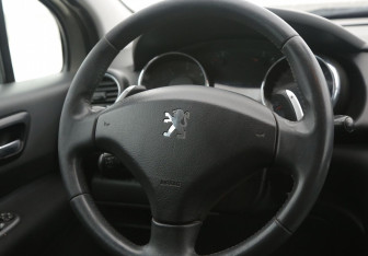 Подержанный автомобиль Peugeot 3008 2011 года (16 фото)