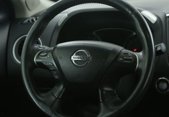 Подержанный автомобиль Nissan Pathfinder 2014 года (16 фото)