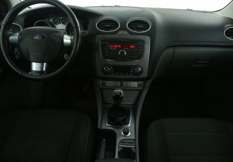 Подержанный автомобиль Ford Focus Hatchback 2010 года (12 фото)