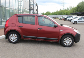 Подержанный автомобиль Renault Sandero 2013 года (8 фото)