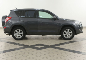 Подержанный автомобиль Toyota RAV4 2010 года (5 фото)