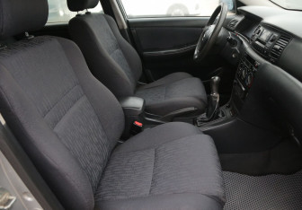 Подержанный автомобиль Toyota Corolla Sedan 2003 года (10 фото)