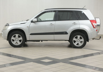 Подержанный автомобиль Suzuki Grand Vitara 2006 года (7 фото)
