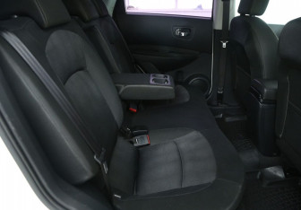 Подержанный автомобиль Nissan Qashqai 2012 года (11 фото)