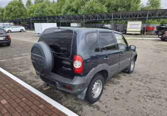 Подержанный автомобиль Chevrolet Niva 2011 года (7 фото)