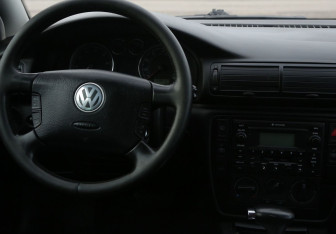 Подержанный автомобиль Volkswagen Passat Sedan 2003 года (14 фото)