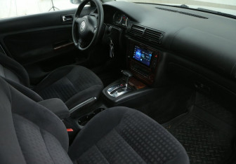 Подержанный автомобиль Volkswagen Passat Sedan 2003 года (9 фото)