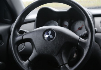 Подержанный автомобиль Mitsubishi Outlander 2007 года (16 фото)