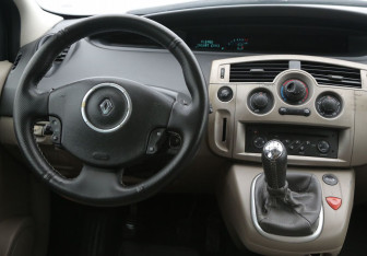 Подержанный автомобиль Renault Scenic 2006 года (14 фото)