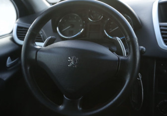 Подержанный автомобиль Peugeot 207 Hatchback 2008 года (16 фото)