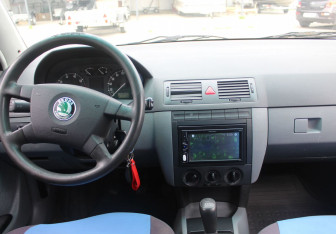 Подержанный автомобиль Skoda Fabia Hatchback 2003 года (13 фото)