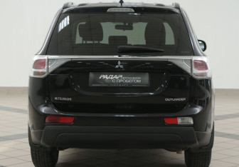 Подержанный автомобиль Mitsubishi Outlander 2012 года (3 фото)