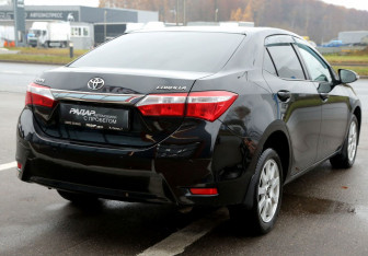 Подержанный автомобиль Toyota Corolla Sedan 2013 года (6 фото)