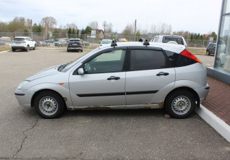 Подержанный автомобиль Ford Focus Sedan 2003 года (4 фото)