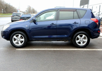 Подержанный автомобиль Toyota RAV4 2007 года (8 фото)