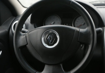 Подержанный автомобиль Renault Logan Sedan 2012 года (16 фото)