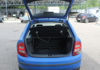 Подержанный автомобиль Skoda Fabia Hatchback 2003 года (16 фото)