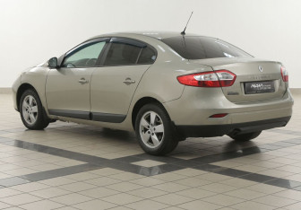 Подержанный автомобиль Renault Fluence 2013 года (2 фото)
