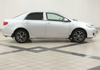 Подержанный автомобиль Toyota Corolla Sedan 2008 года (5 фото)