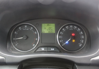 Подержанный автомобиль Skoda Fabia Hatchback 2012 года (14 фото)