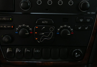 Подержанный автомобиль Volvo S60 2005 года (17 фото)