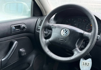 Подержанный автомобиль Volkswagen Golf Hatchback 1998 года (13 фото)