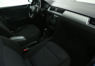 Подержанный автомобиль Skoda Rapid Liftback 2014 года (9 фото)