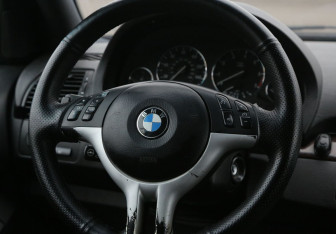 Подержанный автомобиль BMW X5 2003 года (16 фото)