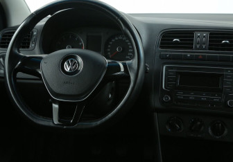 Подержанный автомобиль Volkswagen Polo Sedan 2016 года (14 фото)