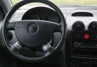 Подержанный автомобиль Chevrolet Aveo Sedan 2004 года (14 фото)