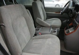 Подержанный автомобиль Kia Carnival 2005 года (10 фото)