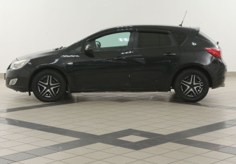 Подержанный автомобиль Opel Astra Hatchback 2011 года (7 фото)