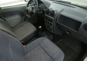 Подержанный автомобиль Renault Logan Sedan 2006 года (9 фото)