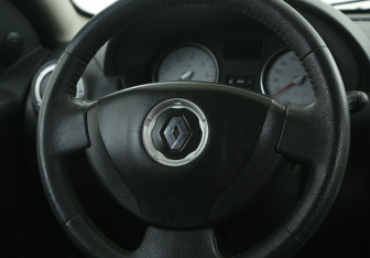 Подержанный автомобиль Renault Sandero 2011 года (16 фото)