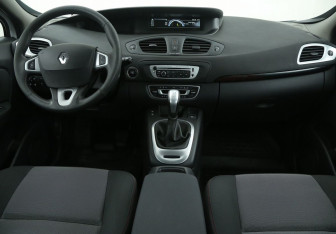 Подержанный автомобиль Renault Scenic 2012 года (12 фото)