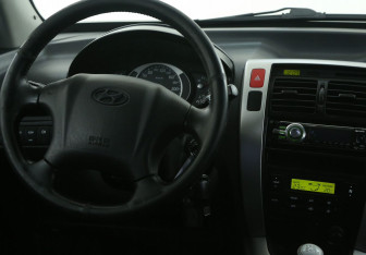 Подержанный автомобиль Hyundai Tucson 2008 года (14 фото)