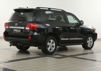 Подержанный автомобиль Toyota Land Cruiser Suv 2013 года (4 фото)