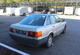 Подержанный автомобиль Audi 80 Sedan 1990 года (7 фото)