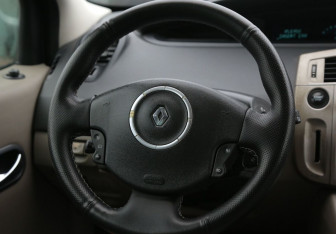 Подержанный автомобиль Renault Scenic 2006 года (16 фото)