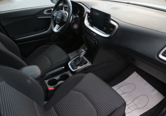 Подержанный автомобиль Kia Ceed Hatchback 2022 года (17 фото)