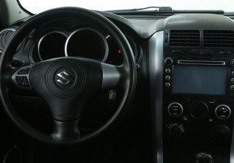Подержанный автомобиль Suzuki Grand Vitara 2010 года (14 фото)