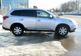 Подержанный автомобиль Mitsubishi Outlander 2018 года (7 фото)