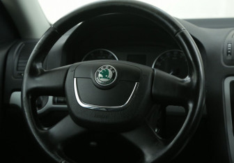 Подержанный автомобиль Skoda Octavia Liftback 2012 года (16 фото)
