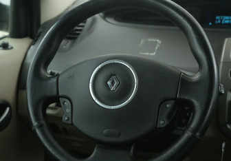Подержанный автомобиль Renault Scenic 2008 года (16 фото)