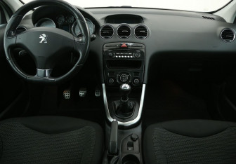 Подержанный автомобиль Peugeot 308 Hatchback 2012 года (12 фото)